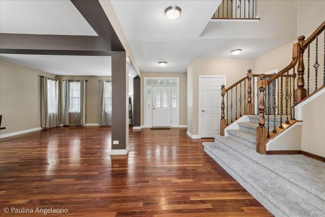 2401 Stonybrook Street, Wauconda, IL 60084