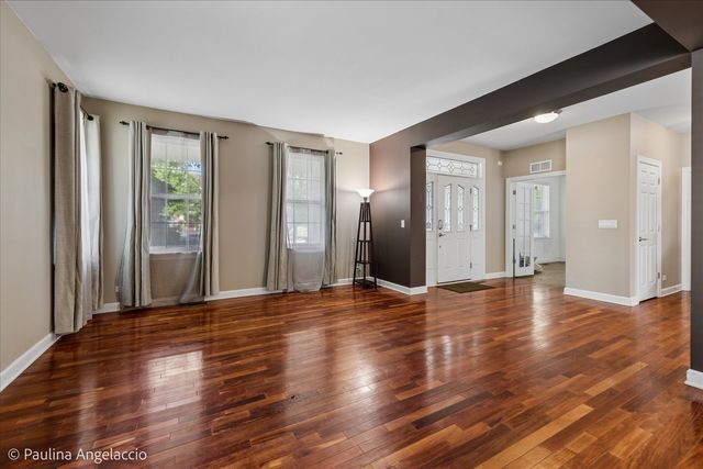 2401 Stonybrook Street, Wauconda, IL 60084