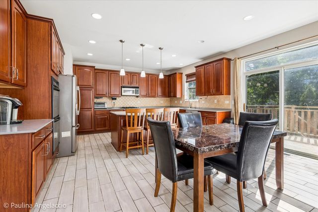 2401 Stonybrook Street, Wauconda, IL 60084