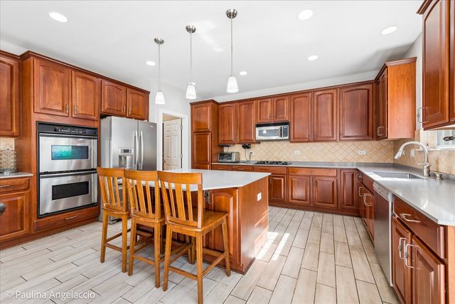 2401 Stonybrook Street, Wauconda, IL 60084