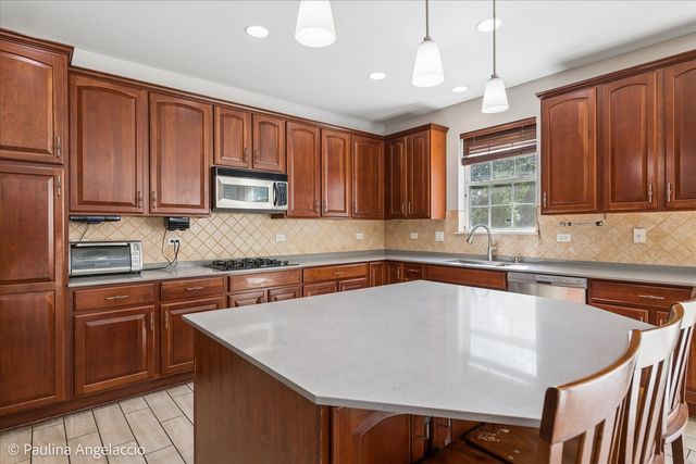 2401 Stonybrook Street, Wauconda, IL 60084