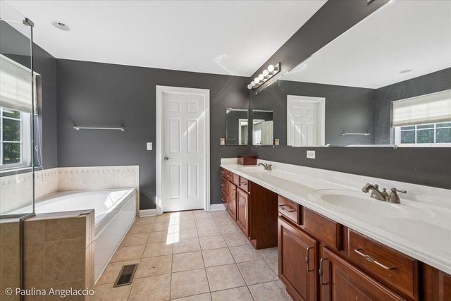 2401 Stonybrook Street, Wauconda, IL 60084