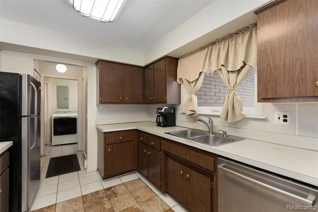 25376 Lyncastle Street, Farmington, MI 48336