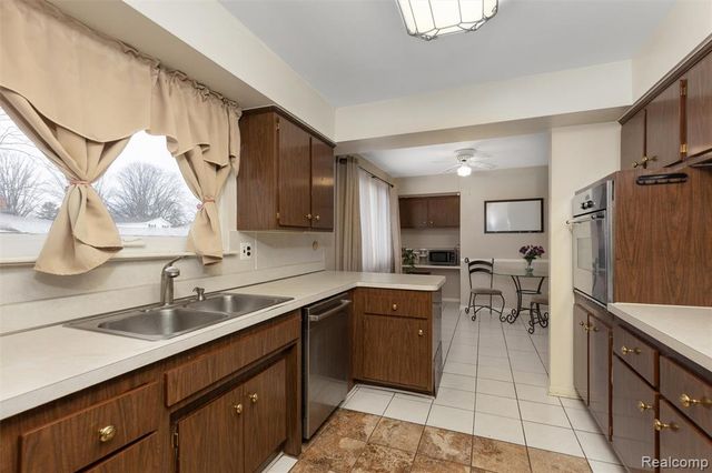 25376 Lyncastle Street, Farmington, MI 48336