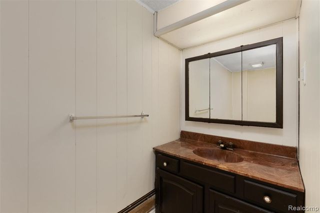 25376 Lyncastle Street, Farmington, MI 48336