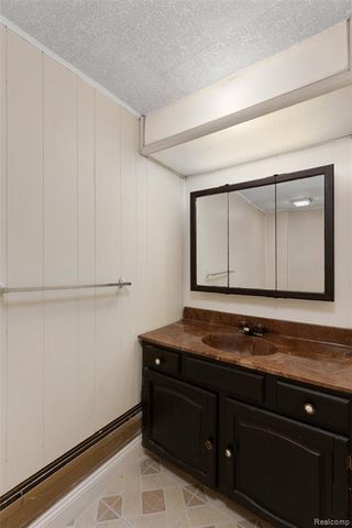 25376 Lyncastle Street, Farmington, MI 48336