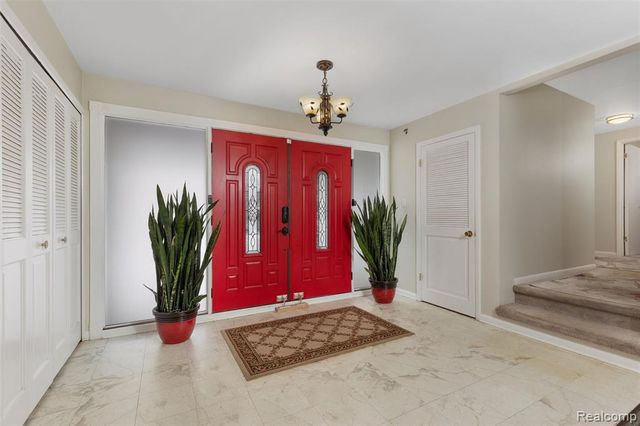 25376 Lyncastle Street, Farmington, MI 48336