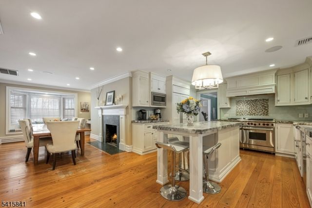 8 White Pine Rd, Upper Saddle River Boro, NJ 07458