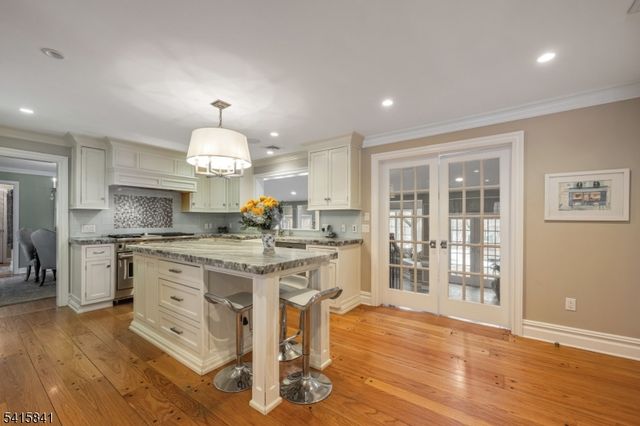 8 White Pine Rd, Upper Saddle River Boro, NJ 07458