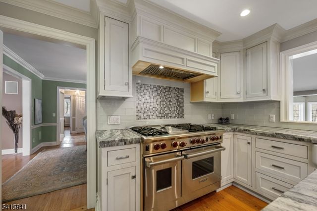 8 White Pine Rd, Upper Saddle River Boro, NJ 07458