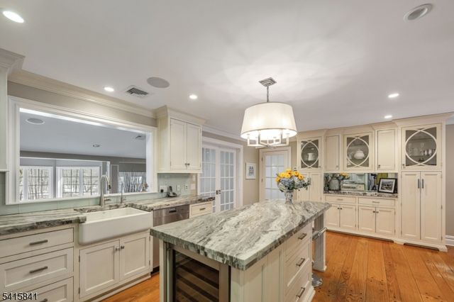 8 White Pine Rd, Upper Saddle River Boro, NJ 07458