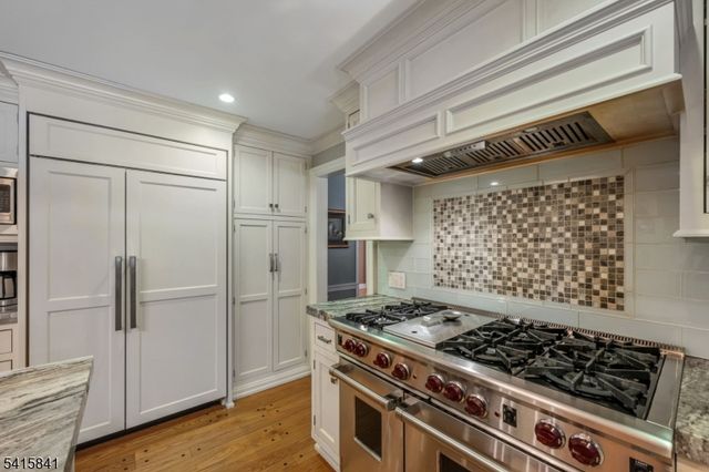 8 White Pine Rd, Upper Saddle River Boro, NJ 07458