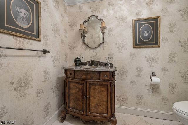 8 White Pine Rd, Upper Saddle River Boro, NJ 07458