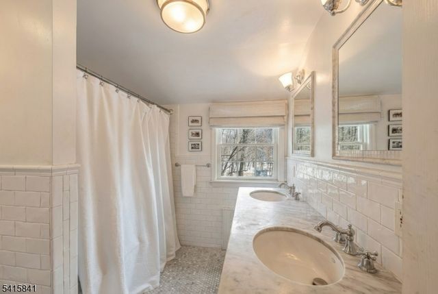 8 White Pine Rd, Upper Saddle River Boro, NJ 07458