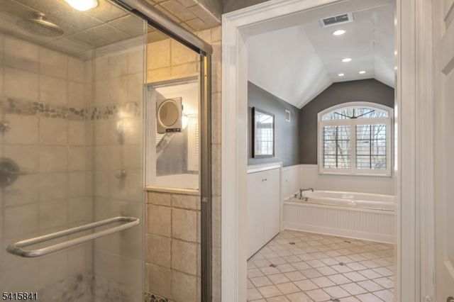 8 White Pine Rd, Upper Saddle River Boro, NJ 07458