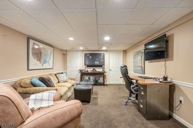 8 White Pine Rd, Upper Saddle River Boro, NJ 07458