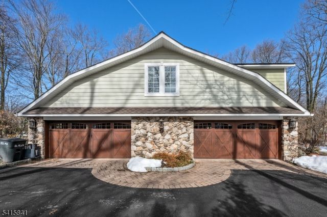 8 White Pine Rd, Upper Saddle River Boro, NJ 07458