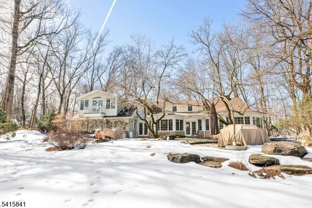 8 White Pine Rd, Upper Saddle River Boro, NJ 07458