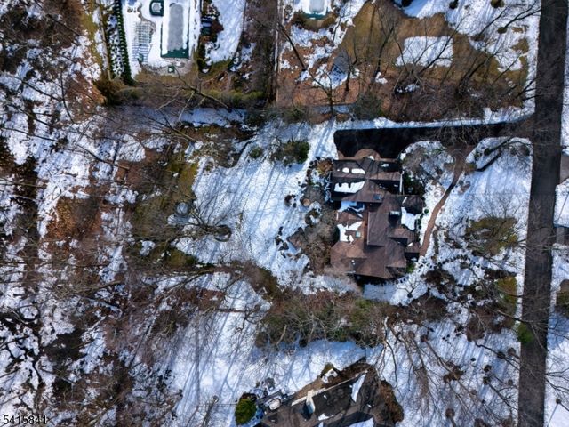 8 White Pine Rd, Upper Saddle River Boro, NJ 07458