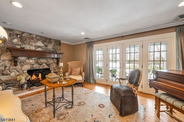 8 White Pine Rd, Upper Saddle River Boro, NJ 07458