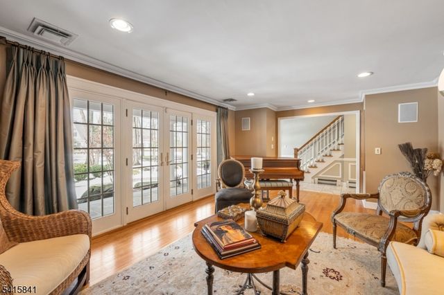 8 White Pine Rd, Upper Saddle River Boro, NJ 07458