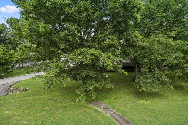 126 Five Oaks Dr, Nashville, TN 37217