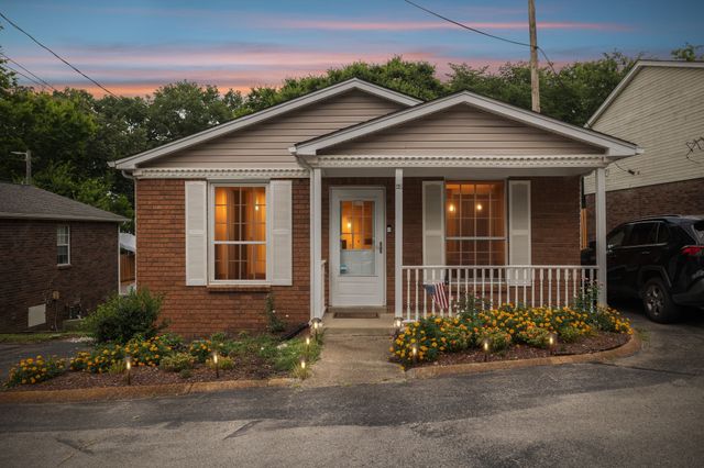 126 Five Oaks Dr, Nashville, TN 37217