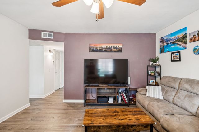 126 Five Oaks Dr, Nashville, TN 37217