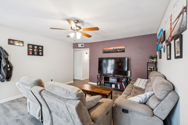 126 Five Oaks Dr, Nashville, TN 37217