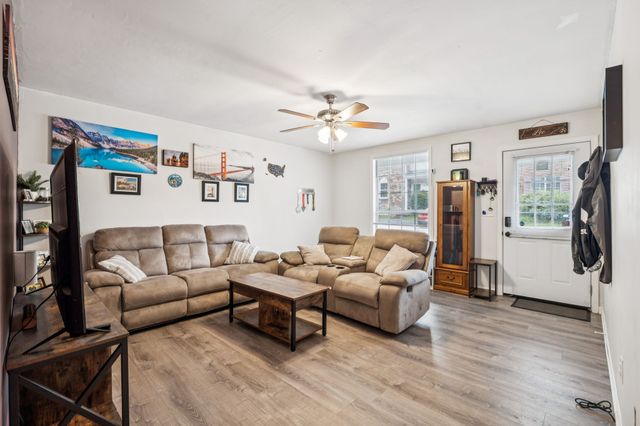 126 Five Oaks Dr, Nashville, TN 37217