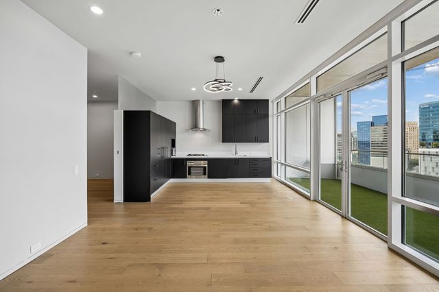 2430 Victory Park Lane 1906, Dallas, TX 75219