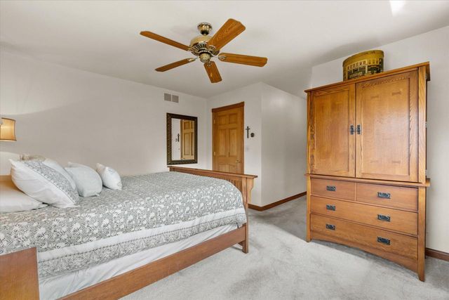 9574 S Fairway CIRCLE, Franklin, WI 53132