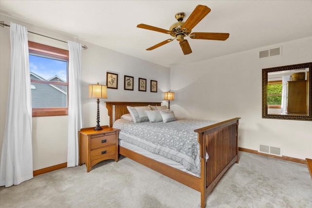 9574 S Fairway CIRCLE, Franklin, WI 53132