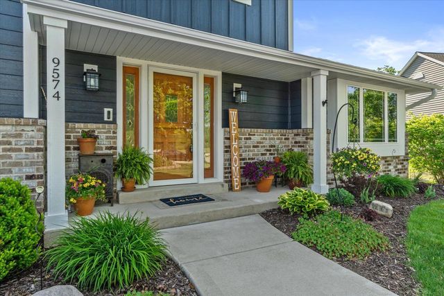 9574 S Fairway CIRCLE, Franklin, WI 53132