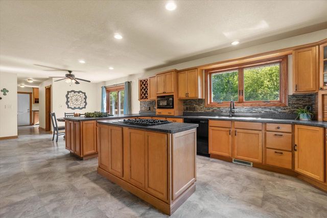 9574 S Fairway CIRCLE, Franklin, WI 53132