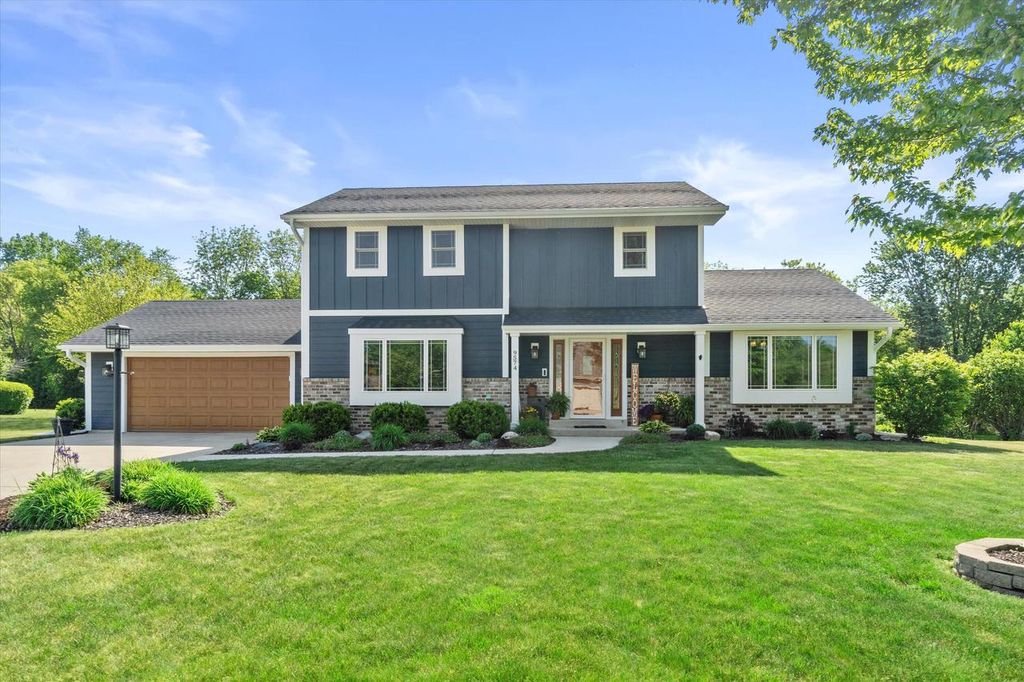 9574 S Fairway CIRCLE, Franklin, WI 53132