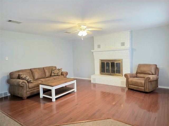 131 Ocean Drive, Gun Barrel City, TX 75156