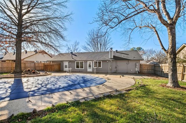 905 Cardinal Drive, Rogers, AR 72756