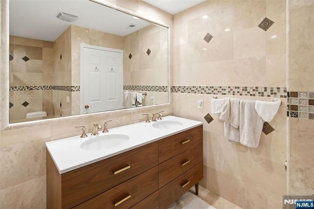4 Squire Court, Englewood, NJ 07631