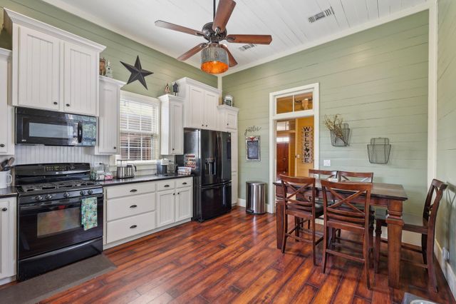 1200 County Road 211, Giddings, TX 78942