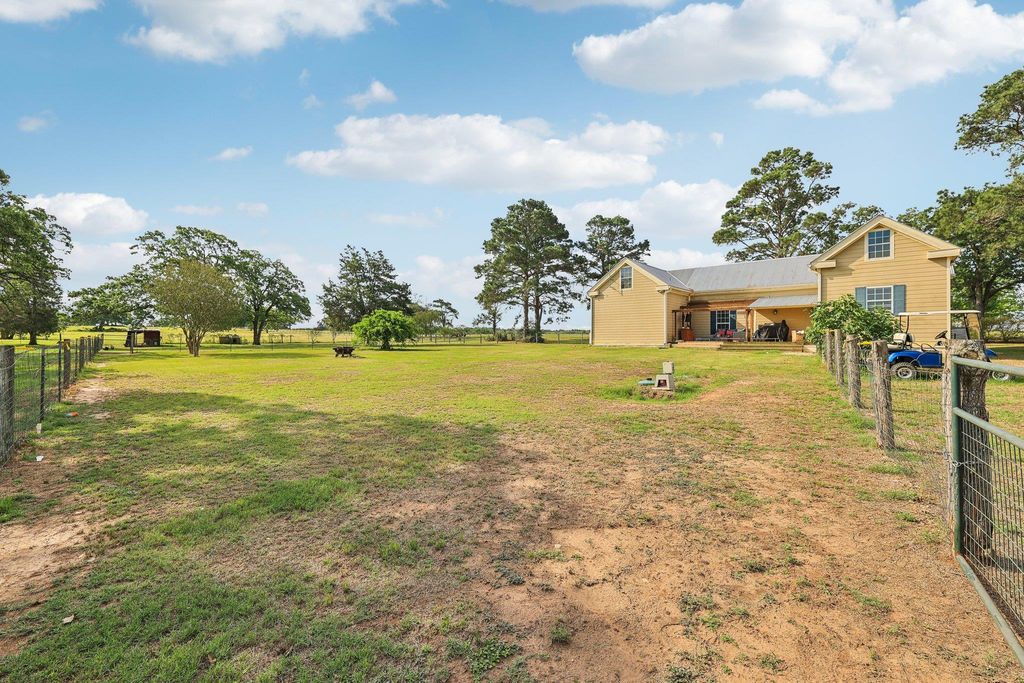 1200 County Road 211, Giddings, TX 78942