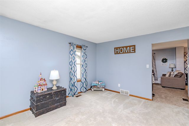 2417 N 7th Avenue Place E, Newton, IA 50208
