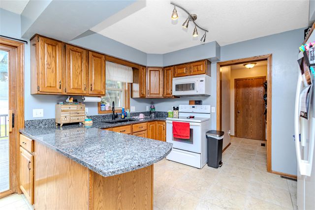 2417 N 7th Avenue Place E, Newton, IA 50208