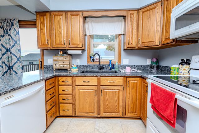 2417 N 7th Avenue Place E, Newton, IA 50208