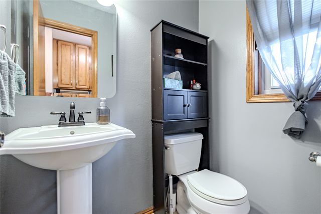 2417 N 7th Avenue Place E, Newton, IA 50208