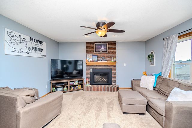 2417 N 7th Avenue Place E, Newton, IA 50208