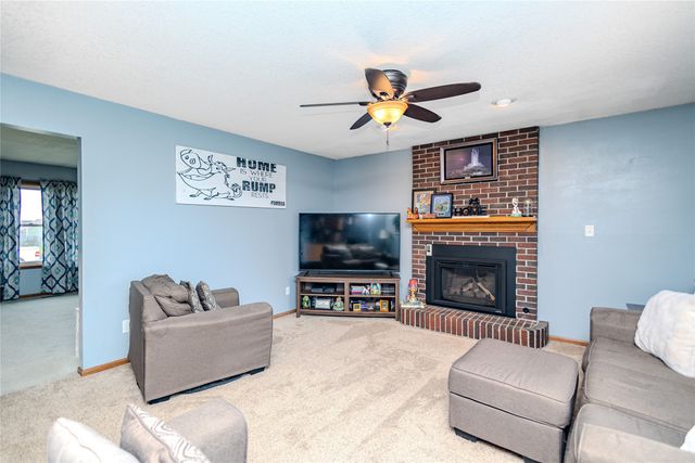 2417 N 7th Avenue Place E, Newton, IA 50208