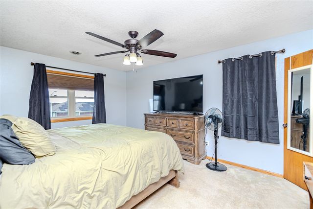 2417 N 7th Avenue Place E, Newton, IA 50208