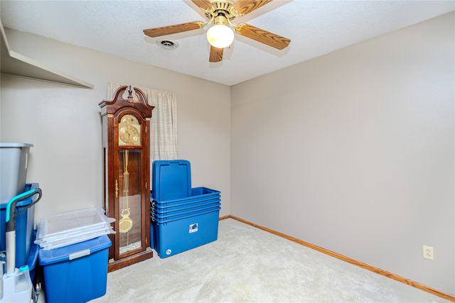 2417 N 7th Avenue Place E, Newton, IA 50208