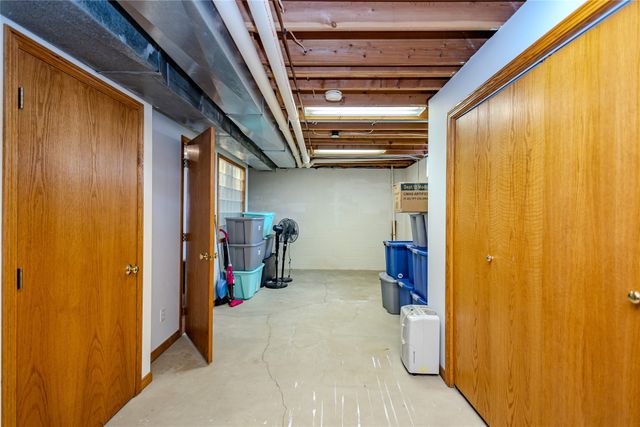 2417 N 7th Avenue Place E, Newton, IA 50208